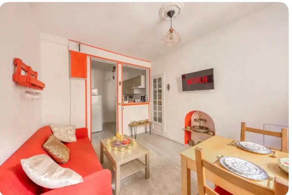 Versaillais Au Pied Du Chateau *